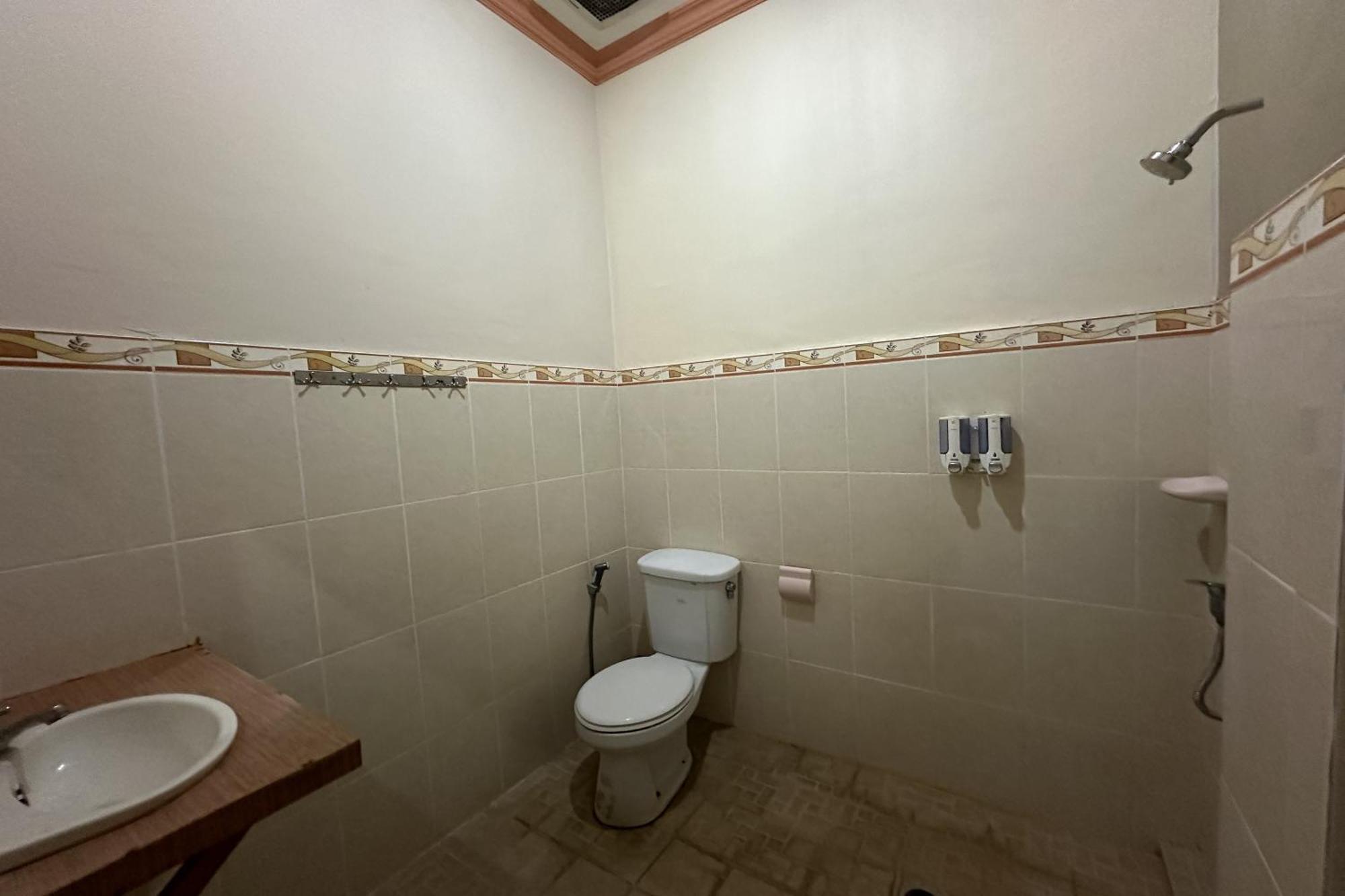 Taxa Raya Guest House Легиан Екстериор снимка