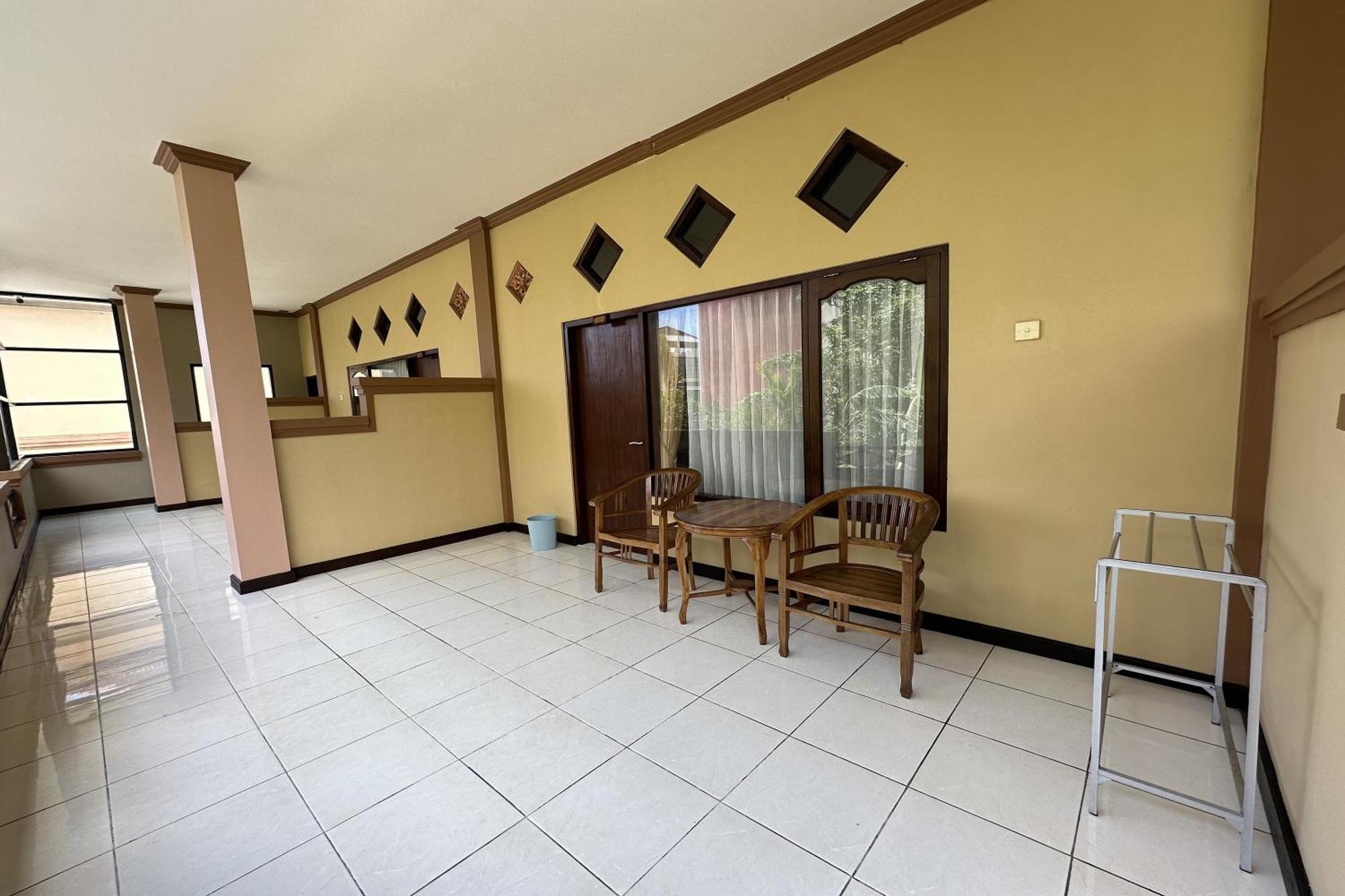 Taxa Raya Guest House Легиан Екстериор снимка